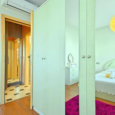 Viki Apartment *